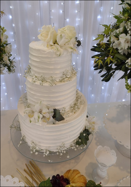 Bolo de casamento branco de três andares