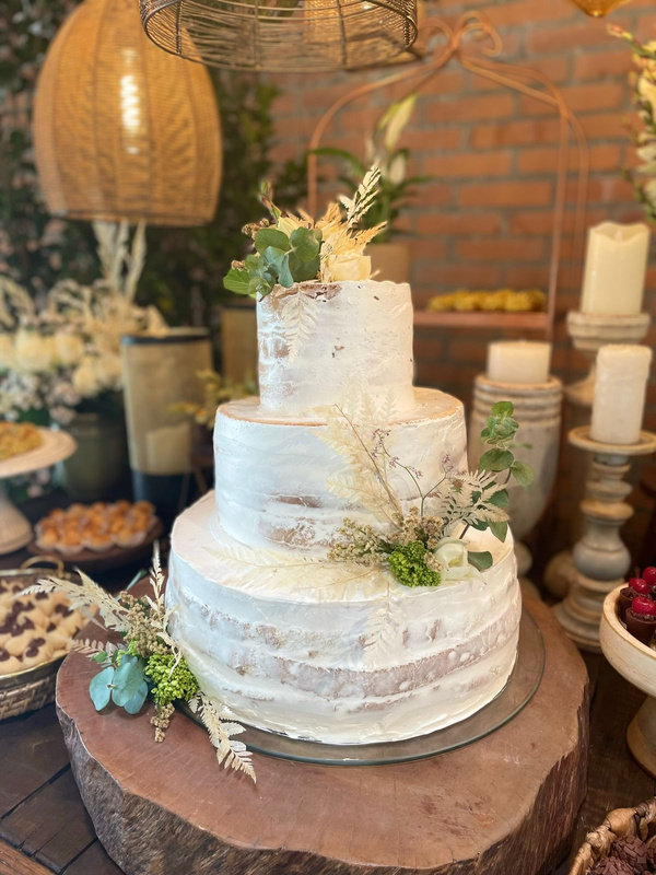 Bolo de casamento semi naked com estilo rústico