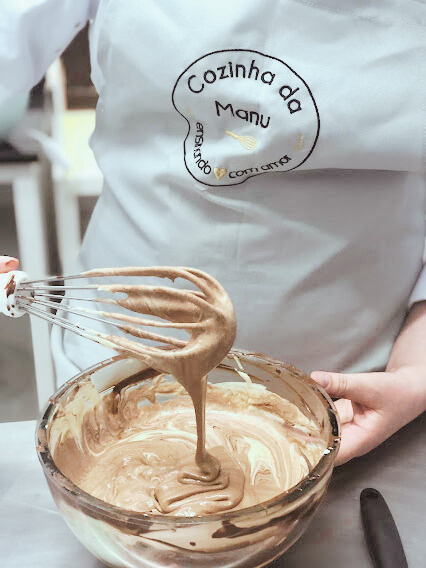 Bolo artesanal com acabamento delicado em tons rosé