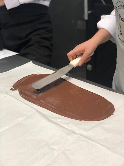 Temperagem de chocolate em aula profissionalizante