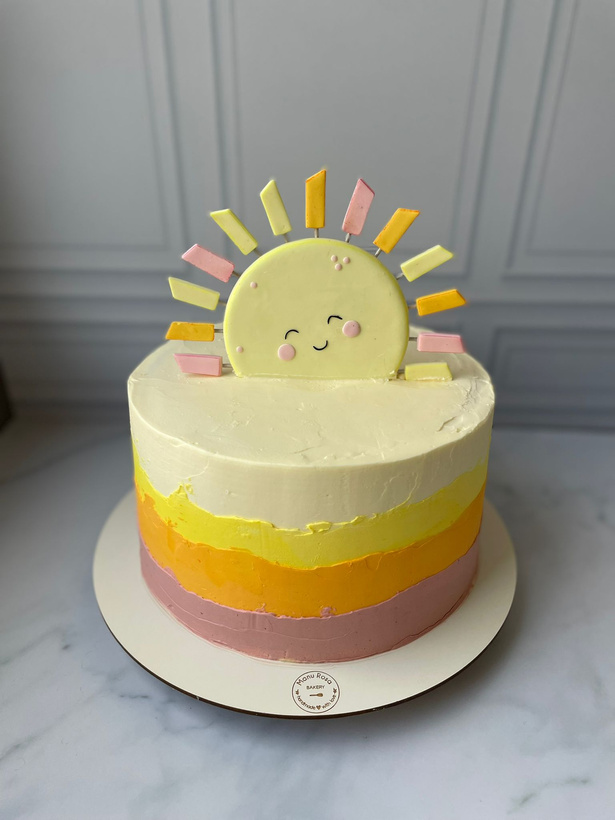 Bolo buttercream com decoração de sol