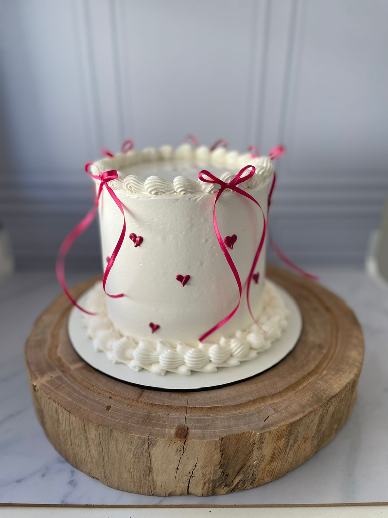 Bolo vintage de chantilly branco com laços