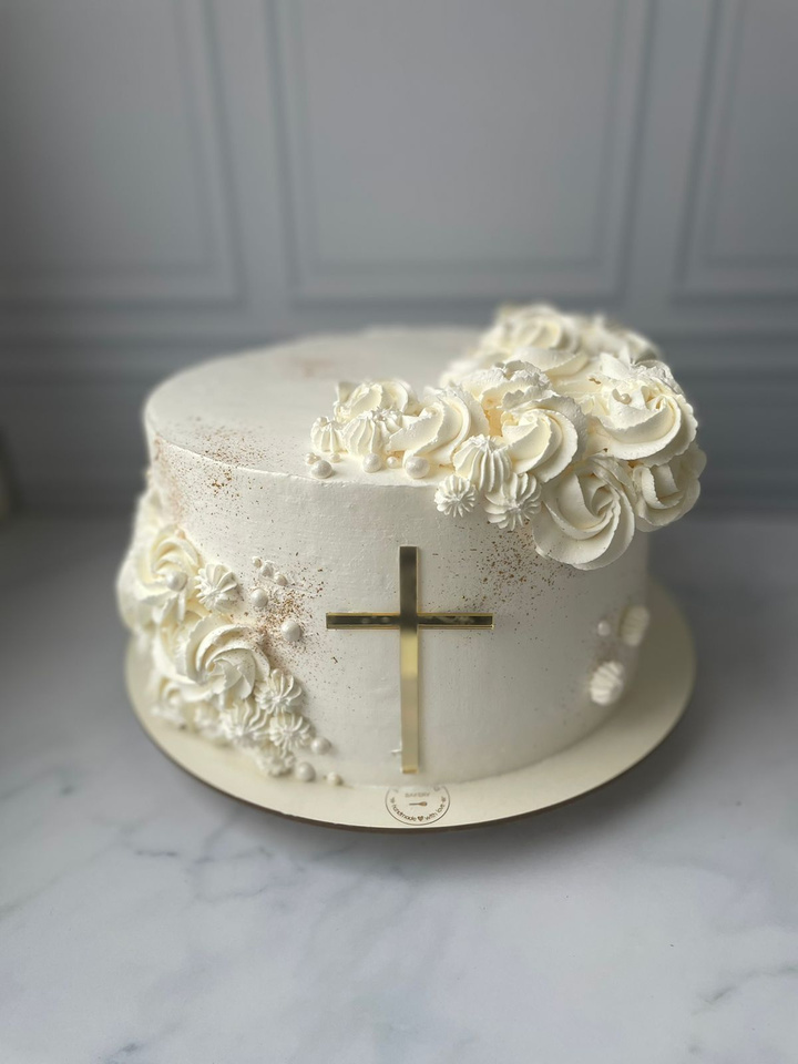 Bolo de chantilly com decoração de balões
