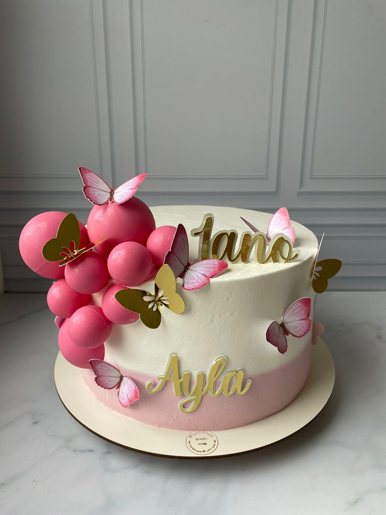 Bolo de chantilly com decoração de cruz